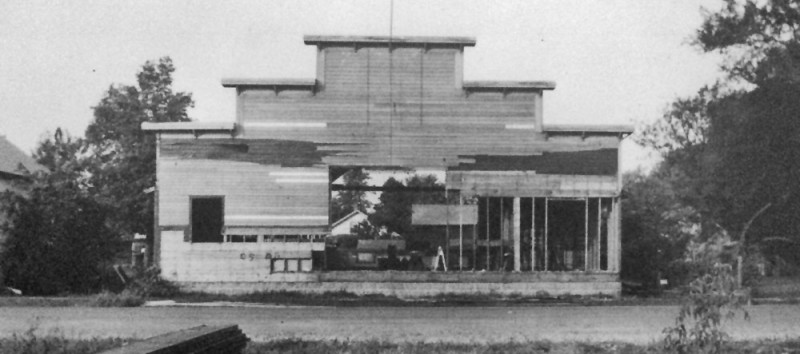 Dismantling the hall in 1954, front view. 